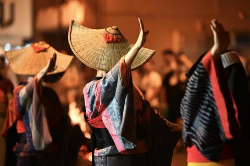 なぜ私たちは夏になると輪になって踊るのか？盆踊りの歴史・全国の名物踊りから「アニソン盆踊り」まで解説