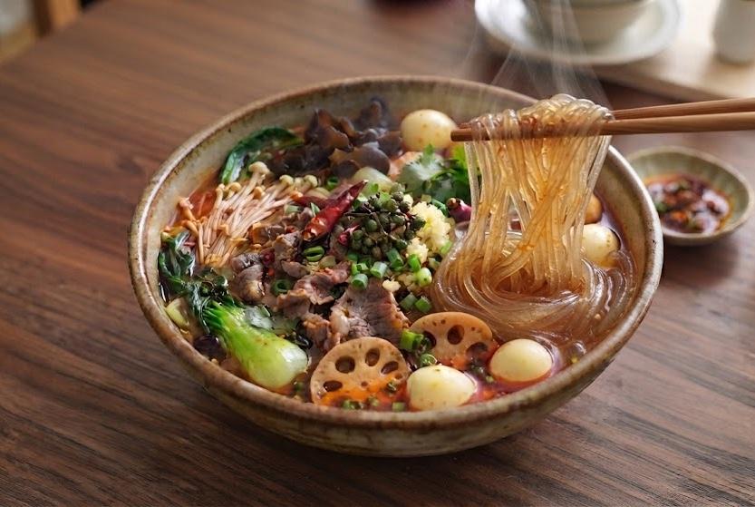 「外食の贅沢」が食卓へ！2026年上半期トレンド大賞『麻辣湯』が家庭で愛される理由