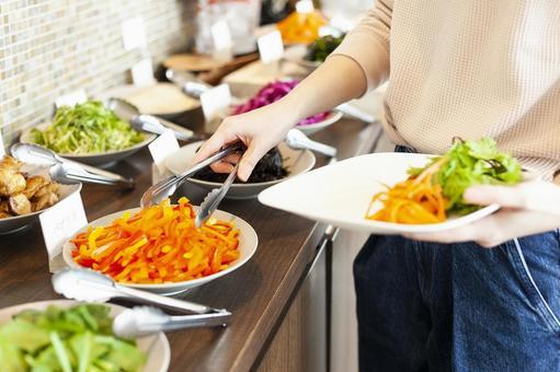 訪日客を虜にする「日本の食べ放題」──世界が驚く体験の連続