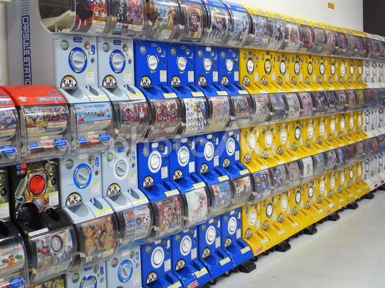 世界的スターが選んだ300円ガチャ──話題の「コーン約指輪」の正体