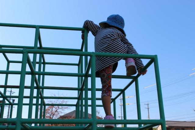 なぜ子どもは「高いところ」に登りたがるのか？発達の理由と家庭でできる安全対策＆東京のおすすめスポット
