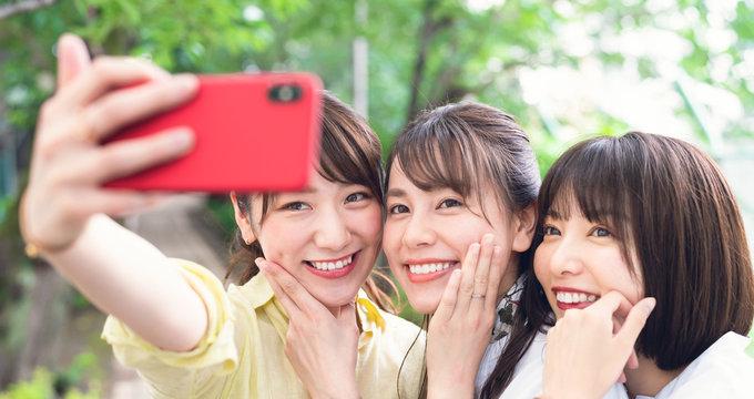 スマホ自撮りは「外カメ・無加工」の新時代へ！若者が夢中になるトレンドとガジェット