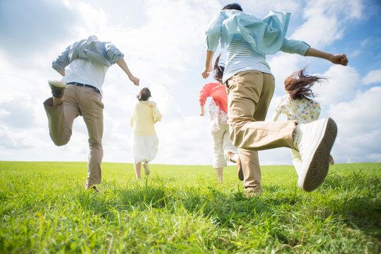 朝井リョウが描く“ゆとり世代”のリアル──共感と笑いに包まれた三部作の魅力