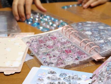 子どものコミュ力を育てる「シール交換」──トラブルを防ぐルールと、親が仲間入りする3ステップ