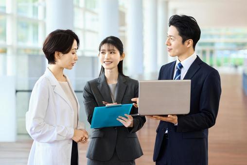 工場を持たないモデル「ファブレス経営」とは？メリット・成功の重要ポイントから最新トレンドまで解説
