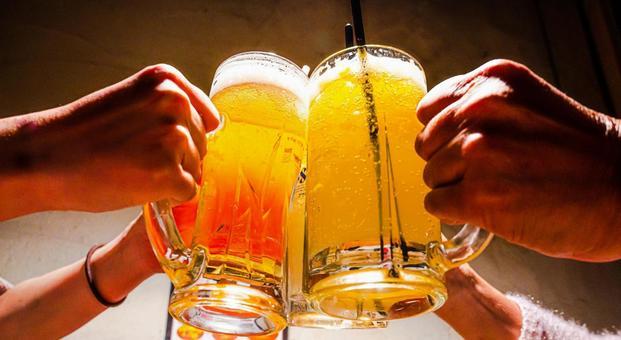 【2026年10月】酒税法改正でビールが値下げ？お酒の値段変更一覧と大手4社の生き残り戦略