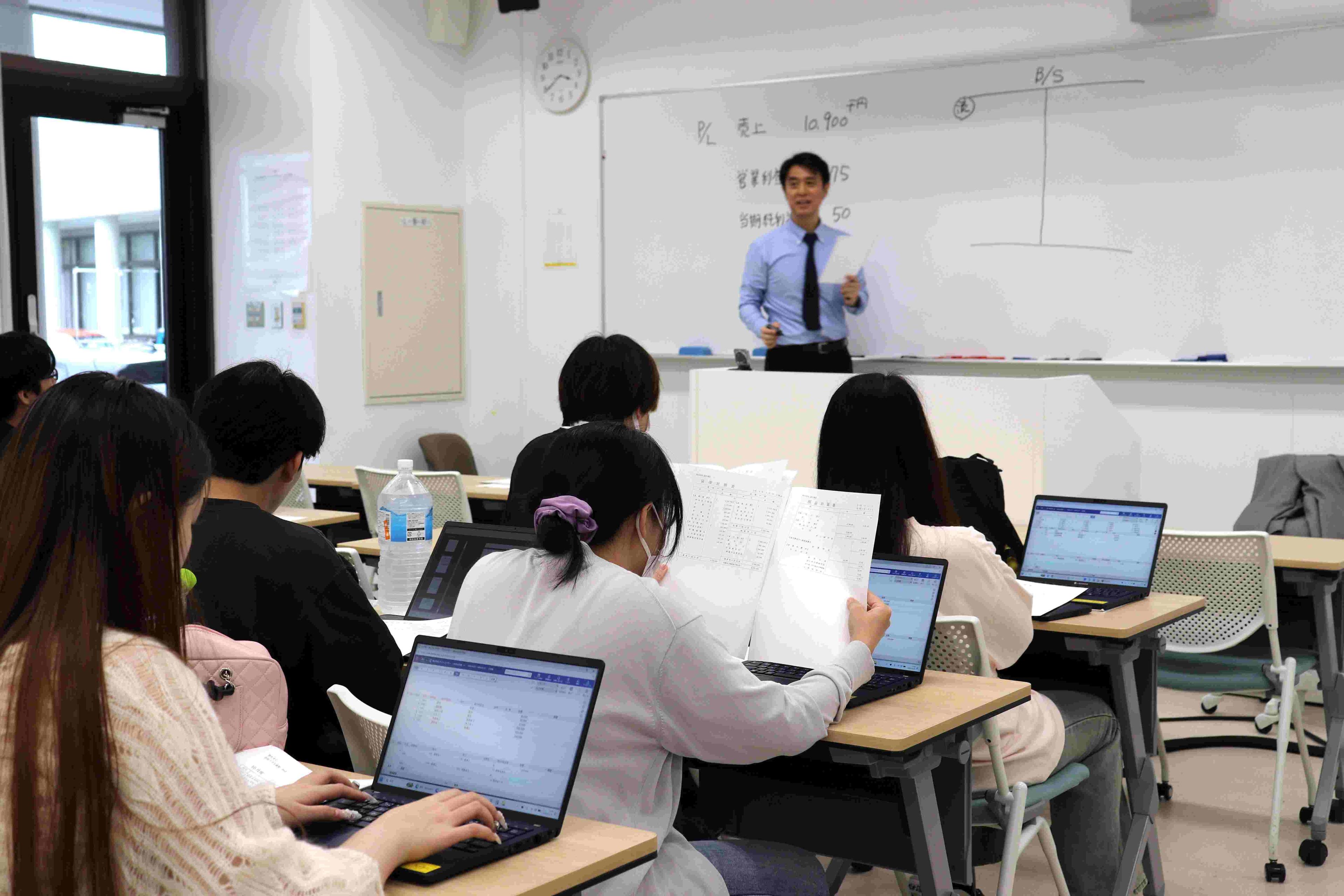 産学連携の取り組みにて、ミロク情報サービスのクラウド会計ソフトを多摩大学3年生のゼミ演習に活用