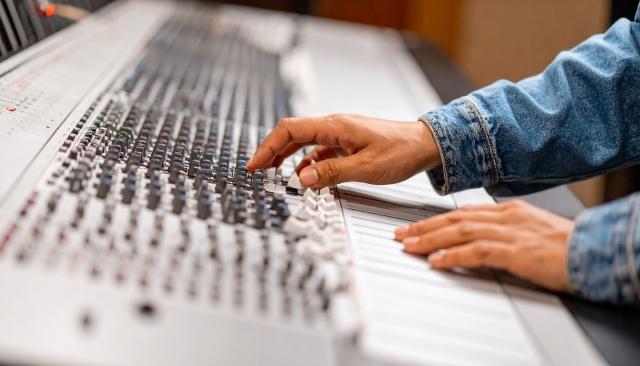 役者の道をあきらめラジオ局の道へ