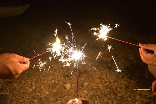 夏の夜を10倍楽しむ！2026年版・手持ち花火の最前線と夢中になる遊び方【夏祭り・花火特集2026】