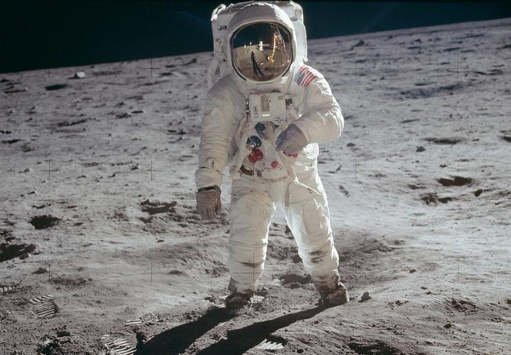 人類が月に立った日：アポロ計画の真実と未来への遺産