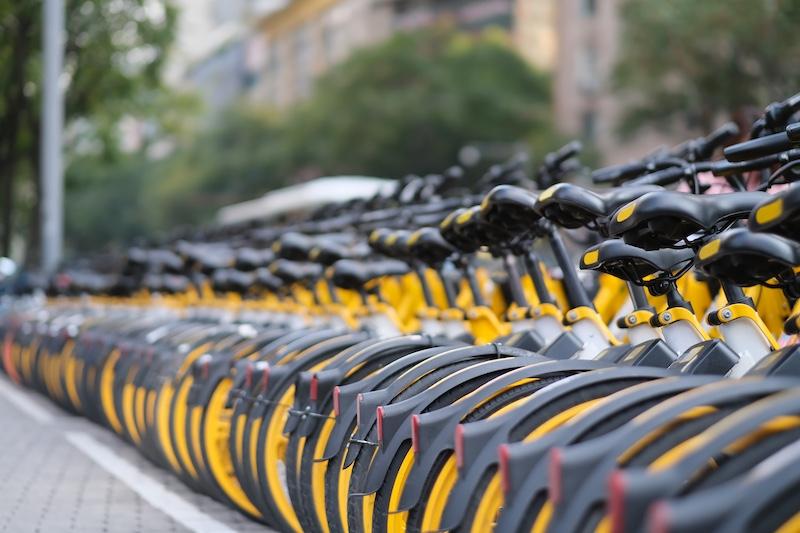 なぜ日本でシェアサイクルや電動キックボードが展開されているのか――起源と現状の課題から読み解く“移動の変化”