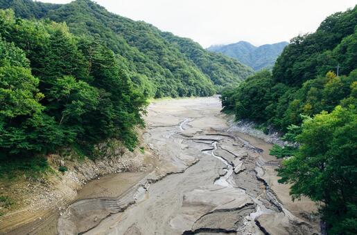 世界の水不足の現実と日本のリスク：私たちはどう乗り越えるべきか