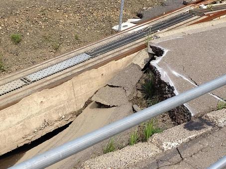 道路陥没事故の原因と、危ない場所か見分ける方法