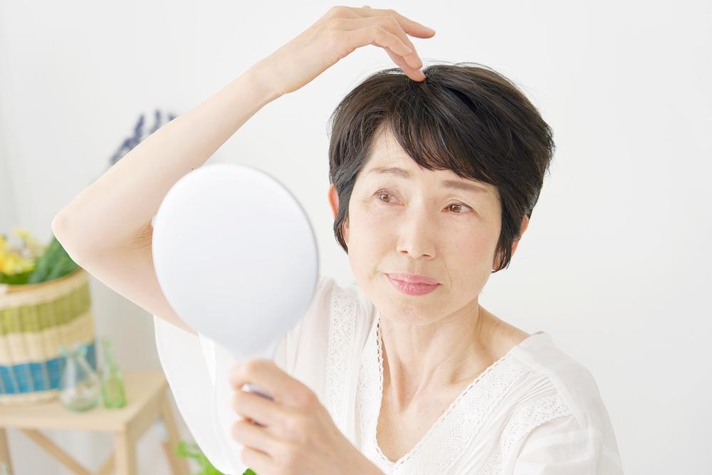 白髪の原因と対策を徹底解説！今日からできるセルフケア