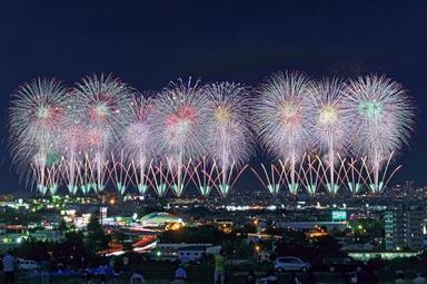 祈りが紡いだ夜空の詩。長岡まつり大花火大会の歴史と現代に受け継がれる想い
