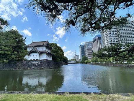 皇居限定のお土産が大人気！皇居財布・和菓子・工芸品、“ここだけの逸品”を紹介