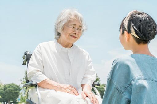 人生100年時代のリアル：全国の100歳以上が初の10万人突破！長寿化と男女差の背景とは