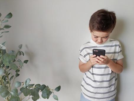 「脱・画面依存」で現実世界を冒険！話題の子ども用スマホ「Freckle」の全貌