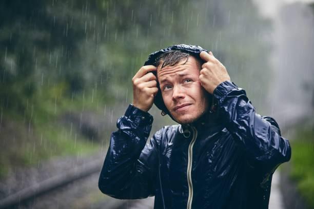 雨に直接当たるのはどれくらい良くないのか？含まれる成分や濡れるデメリットを解説