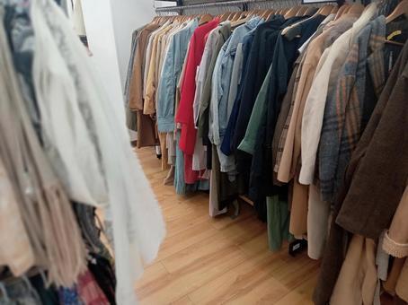 「使い捨て」から「使い継ぐ」へ。令和の古着ブームが映し出す、新・消費スタイルの正体