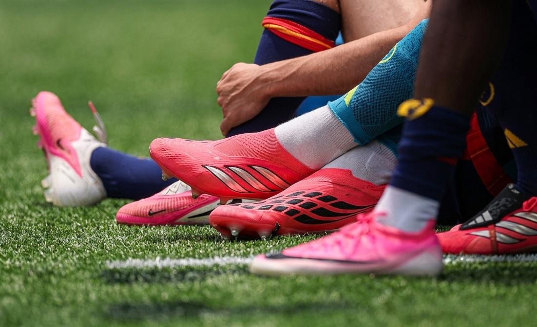 ピンクのスパイクがピッチを席巻――世界のサッカーが「一色」に染まる背景【FIFAワールドカップ2026】
