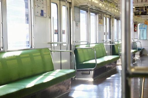 「暑い」vs「寒い」の終わりなき論争！電車の「弱冷房車」はなぜ必要なのか？