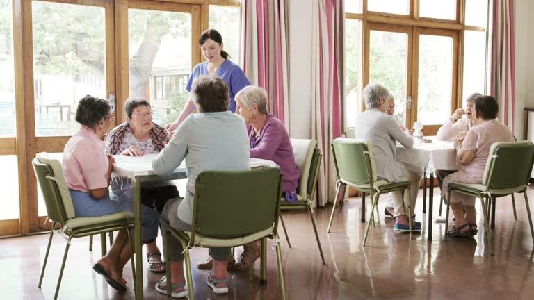 後悔しない老人ホーム選び：種類・費用・入居までの流れをわかりやすく解説